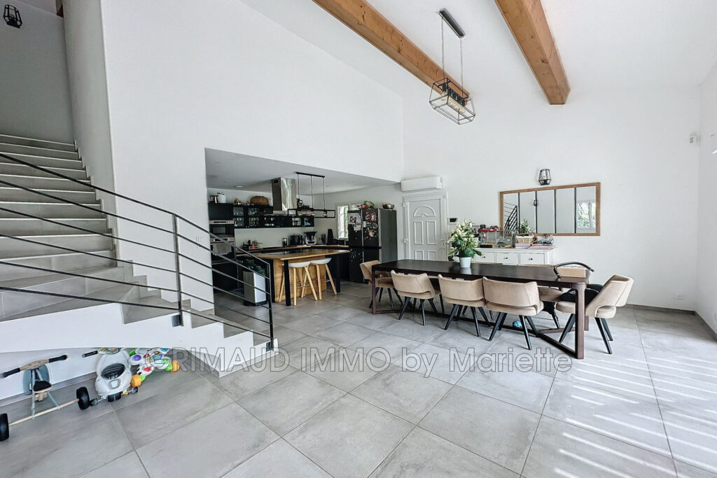 Maison contemporaine avec piscine sur grand terrain clos et pl – 6 pièces – 5 chambres – 160.11 m²