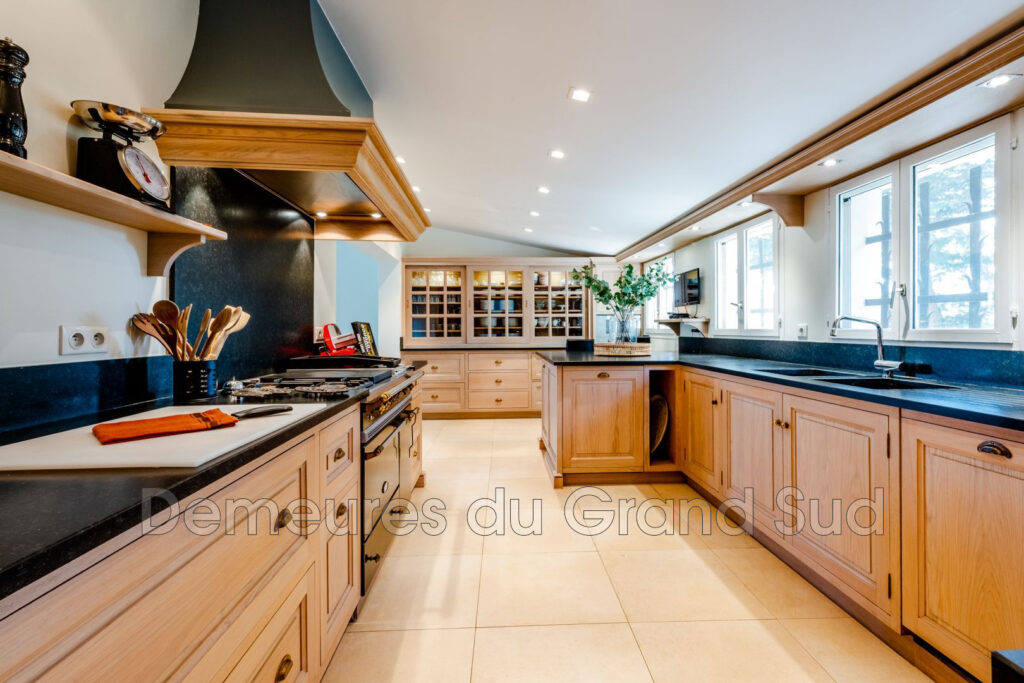 Mas Authentique du XVIIIème siècle pour les amoureux du calme. – NR pièces – 8 chambres – 480.00 m²