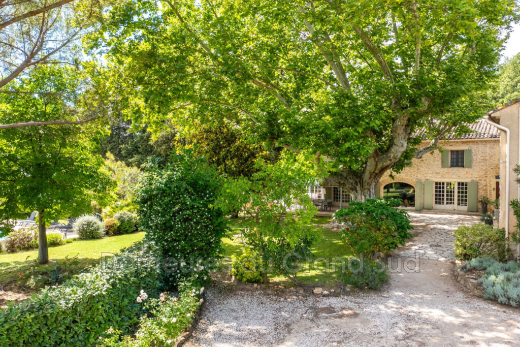 Mas Authentique du XVIIIème siècle pour les amoureux du calme. – NR pièces – 8 chambres – 480.00 m²