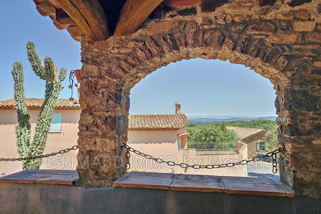 Maison de village avec vue mer – 14 pièces – 10 chambres – 400.00 m²