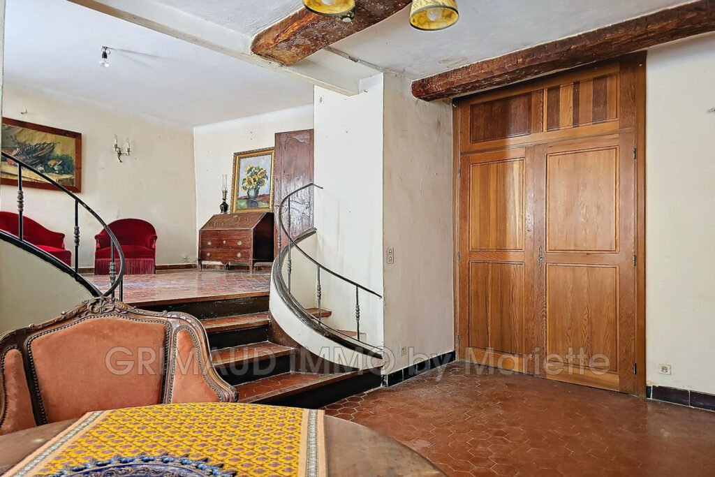 Maison de village avec vue mer – 14 pièces – 10 chambres – 400.00 m²