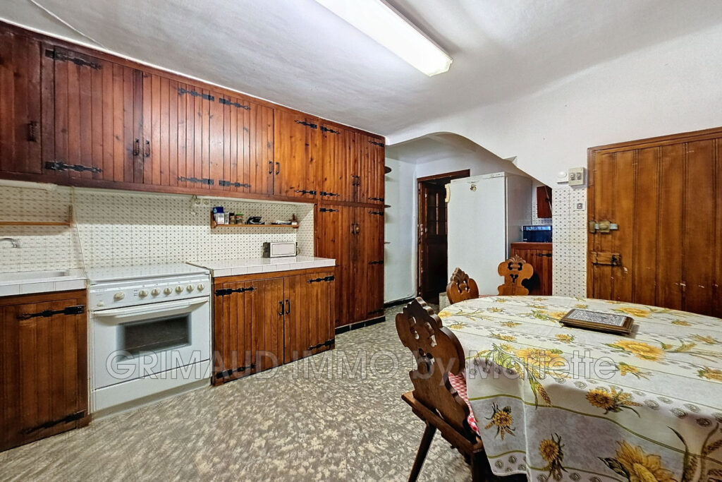 Maison de village avec vue mer – 14 pièces – 10 chambres – 400.00 m²