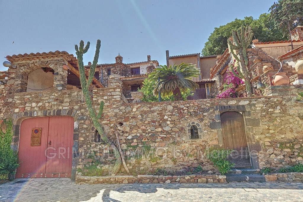 Maison de village avec vue mer – 14 pièces – 10 chambres – 400.00 m²