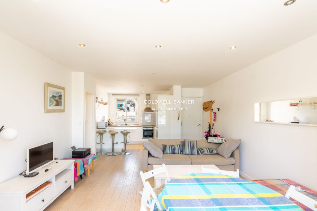 20m de la plage – appartement rénové avec terrasse et vue mer  – 3 pièces – 2 chambres – 55.00 m²