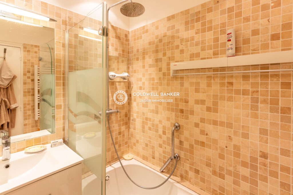 20m de la plage – appartement rénové avec terrasse et vue mer  – 3 pièces – 2 chambres – 55.00 m²