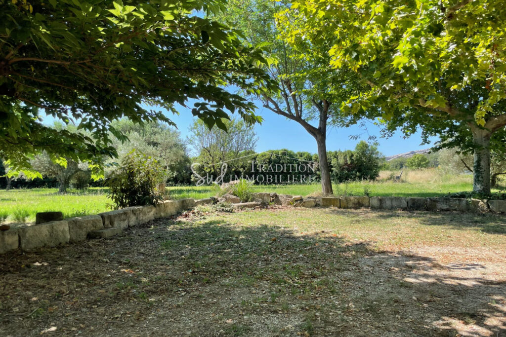 EN CAMPAGNE DE MAUSSANE LES ALPILLES AVEC VUE  – 7 pièces – 4 chambres – 180.00 m²