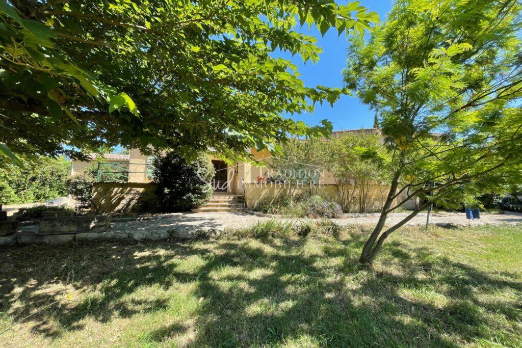 EN CAMPAGNE DE MAUSSANE LES ALPILLES AVEC VUE  – 7 pièces – 4 chambres – 180.00 m²