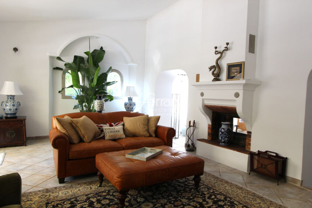 BASTIDE EN PIERRE 190M² LORGUES – 5 pièces – 4 chambres – 189.00 m²