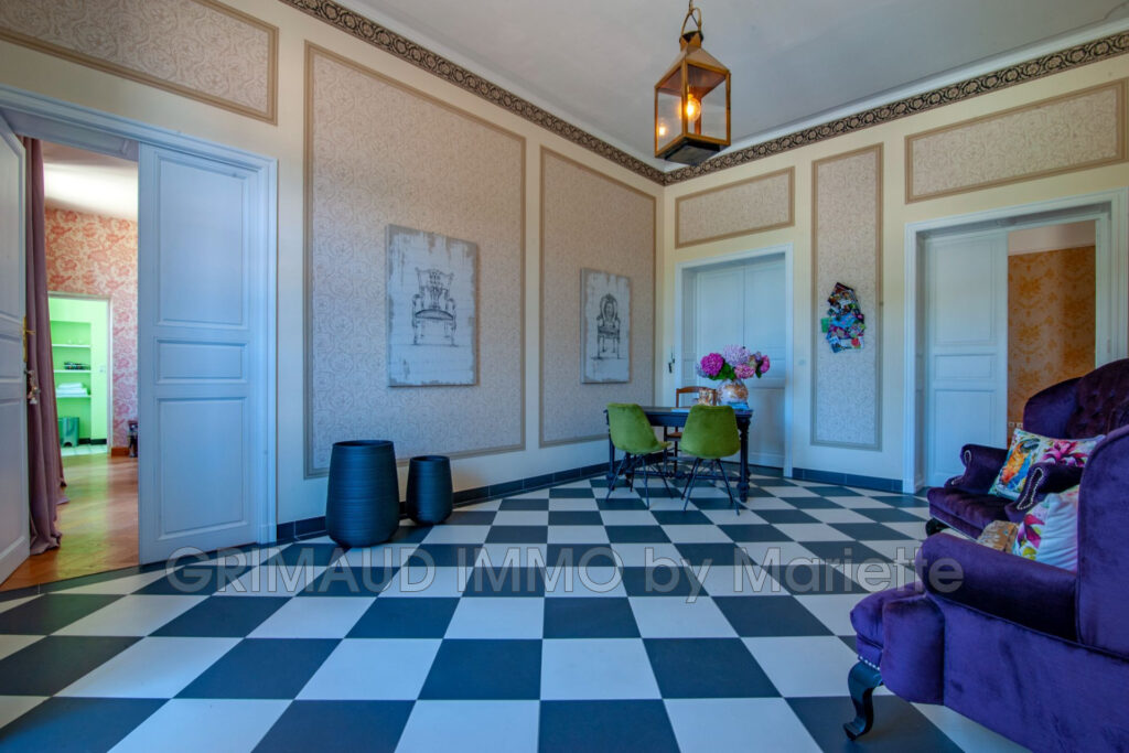 proprieté sur 24 HA avec lac, ecurie et plusieurs maisons – NR pièces – 10 chambres – 4  – 740.00 m²