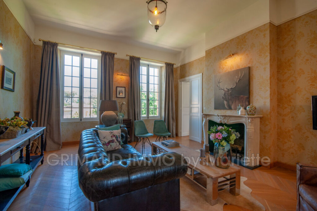 proprieté sur 24 HA avec lac, ecurie et plusieurs maisons – NR pièces – 10 chambres – 4  – 740.00 m²