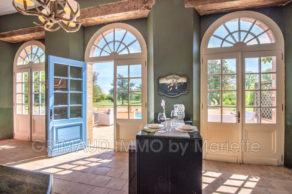 proprieté sur 24 HA avec lac, ecurie et plusieurs maisons – NR pièces – 10 chambres – 4  – 740.00 m²