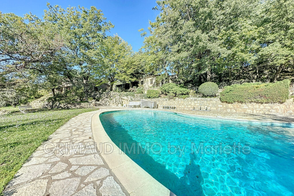 Ensemble de plusieurs maisons en pierres seches avec piscine e – 10 pièces – 7 chambres – 4