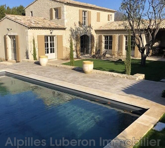 Maison à louer à Eygalières