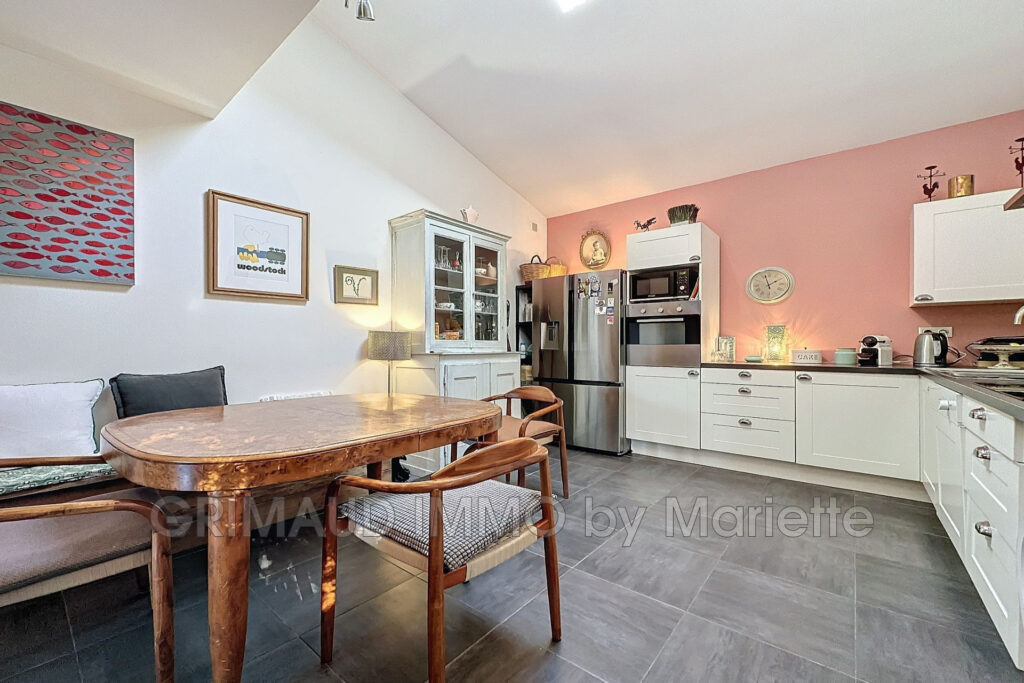 Deux appartements  Terrain de 1600 m² au c½ur du village – 7 pièces – 3 chambres – 139.60 m²