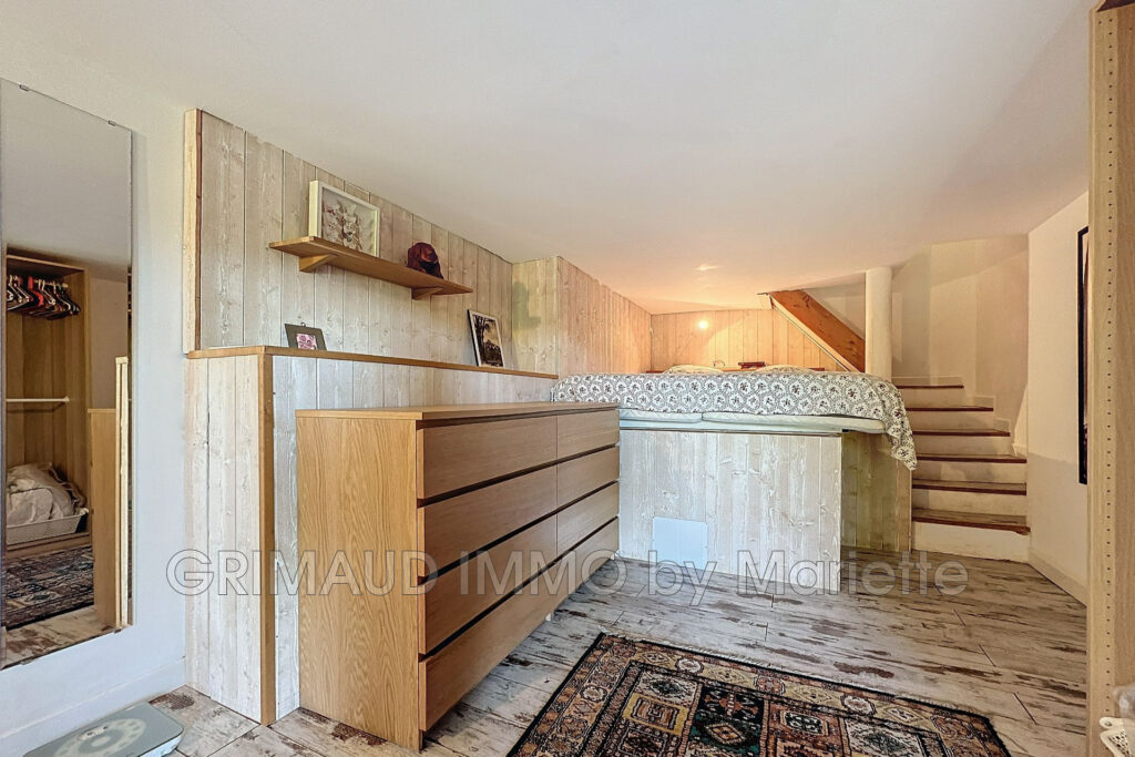 Deux appartements  Terrain de 1600 m² au c½ur du village – 7 pièces – 3 chambres – 139.60 m²