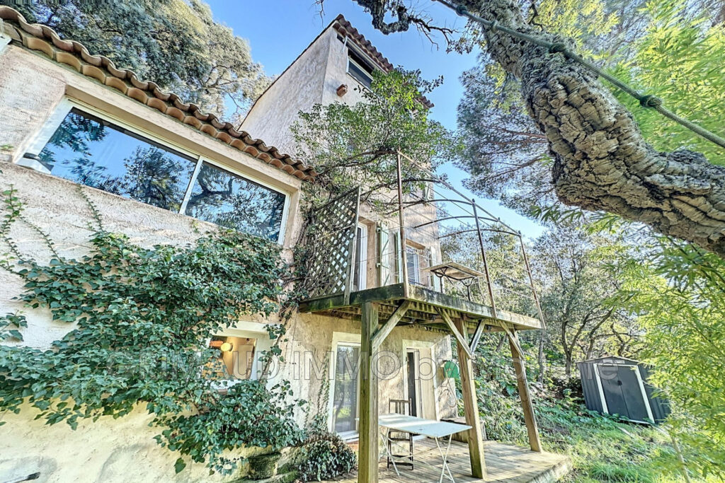 Deux appartements  Terrain de 1600 m² au c½ur du village – 7 pièces – 3 chambres – 139.60 m²