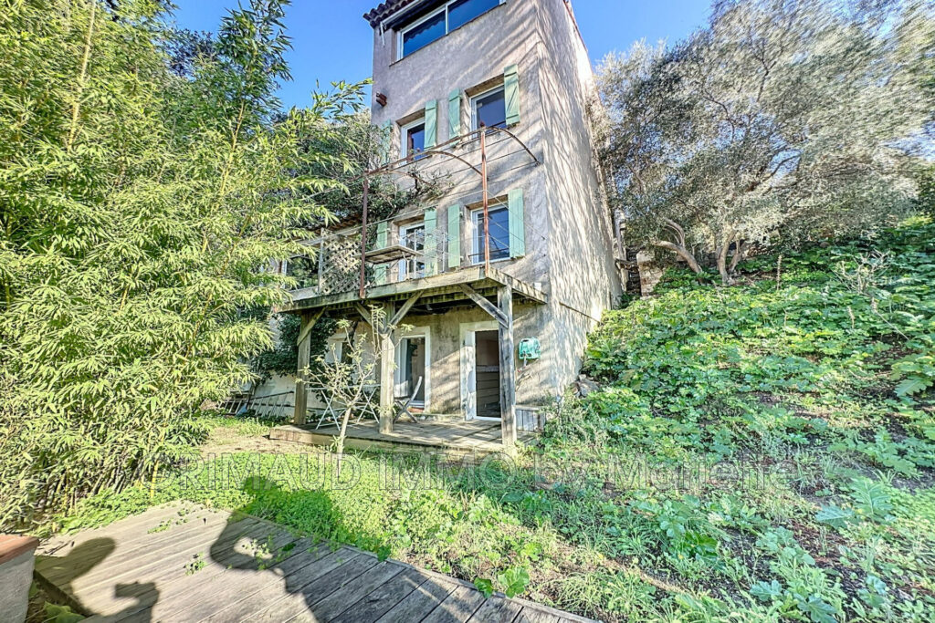 Deux appartements  Terrain de 1600 m² au c½ur du village – 7 pièces – 3 chambres – 139.60 m²