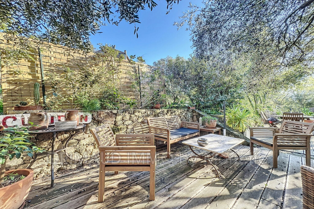 Deux appartements  Terrain de 1600 m² au c½ur du village – 7 pièces – 3 chambres – 139.60 m²