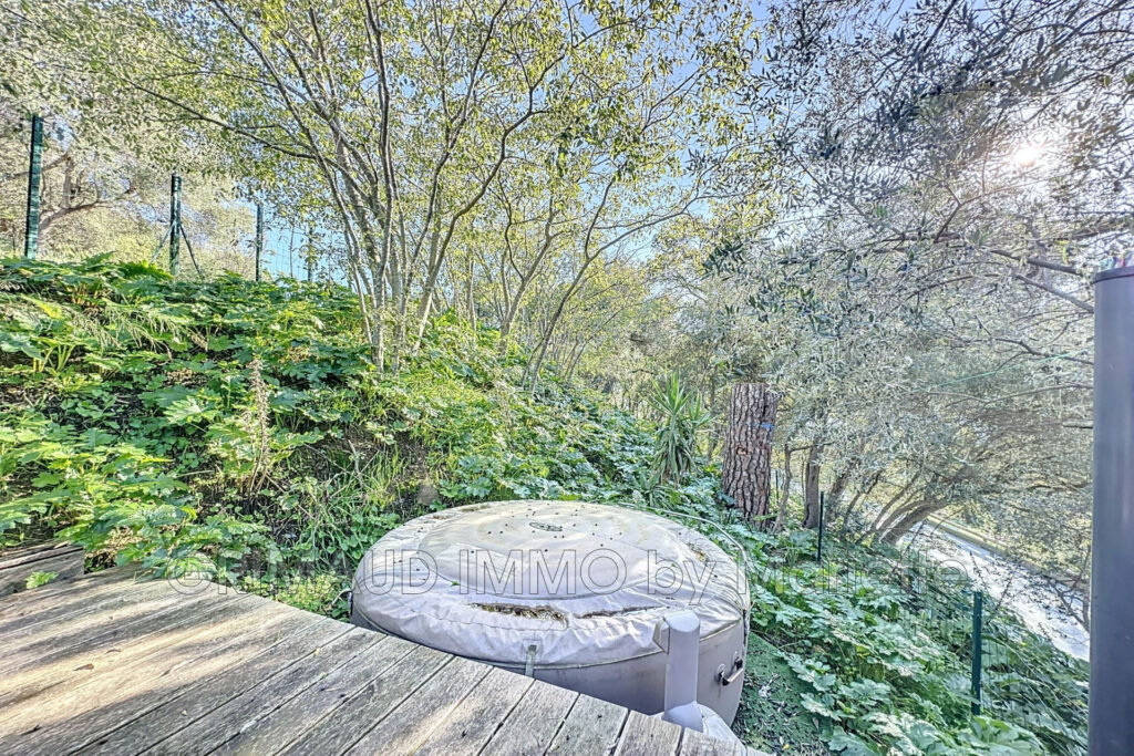 Deux appartements  Terrain de 1600 m² au c½ur du village – 7 pièces – 3 chambres – 139.60 m²