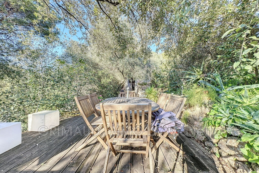 Deux appartements  Terrain de 1600 m² au c½ur du village – 7 pièces – 3 chambres – 139.60 m²