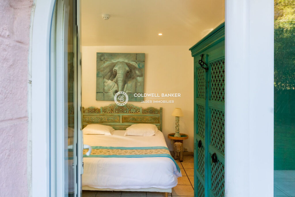 Hôtel de charme à Grimaud  – NR pièces – NR chambres – 654.00 m²