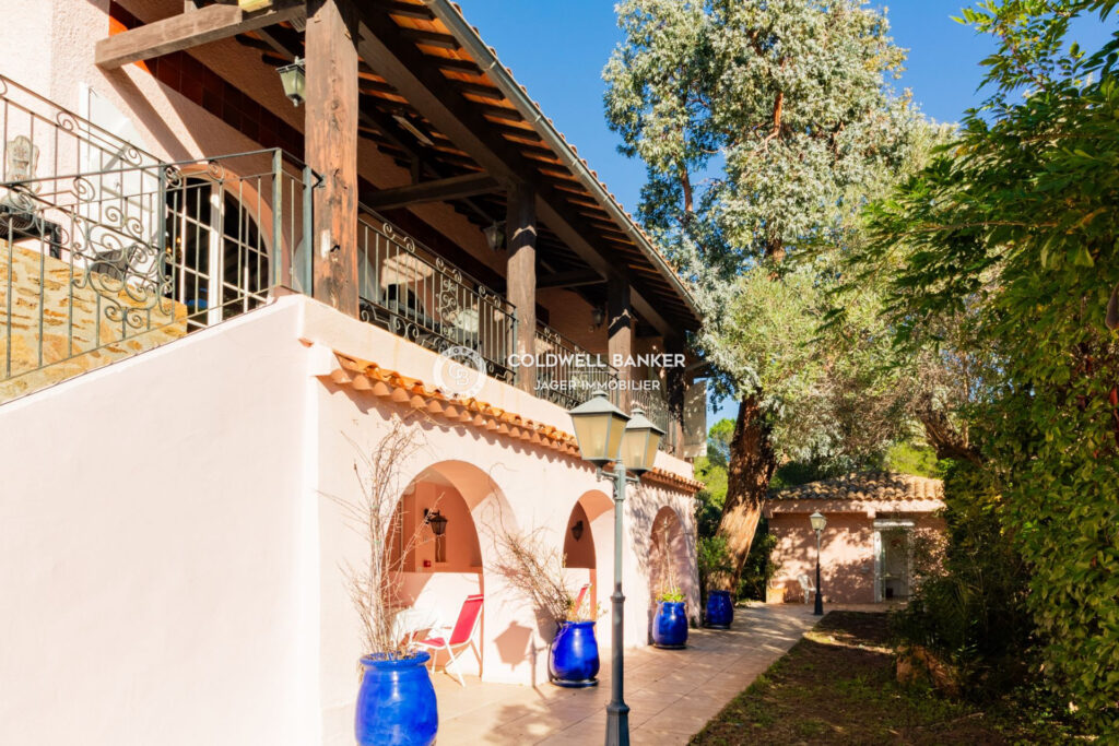 Hôtel de charme à Grimaud  – NR pièces – NR chambres – 654.00 m²