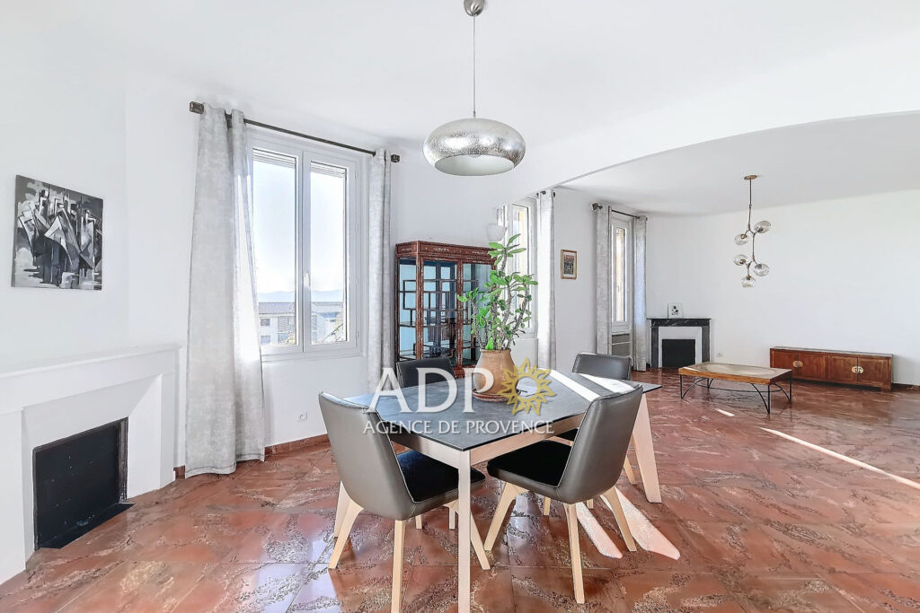 Belle vue – Centre Ville – Faibles charges de copropriété – 4 pièces – 2 chambres – 106.15 m²