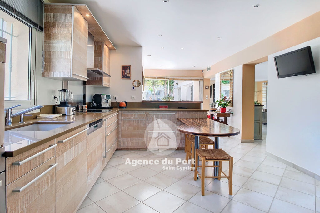 vente villa 9 Pièce(s) – 9 pièces – 6 chambres – 221.00 m²