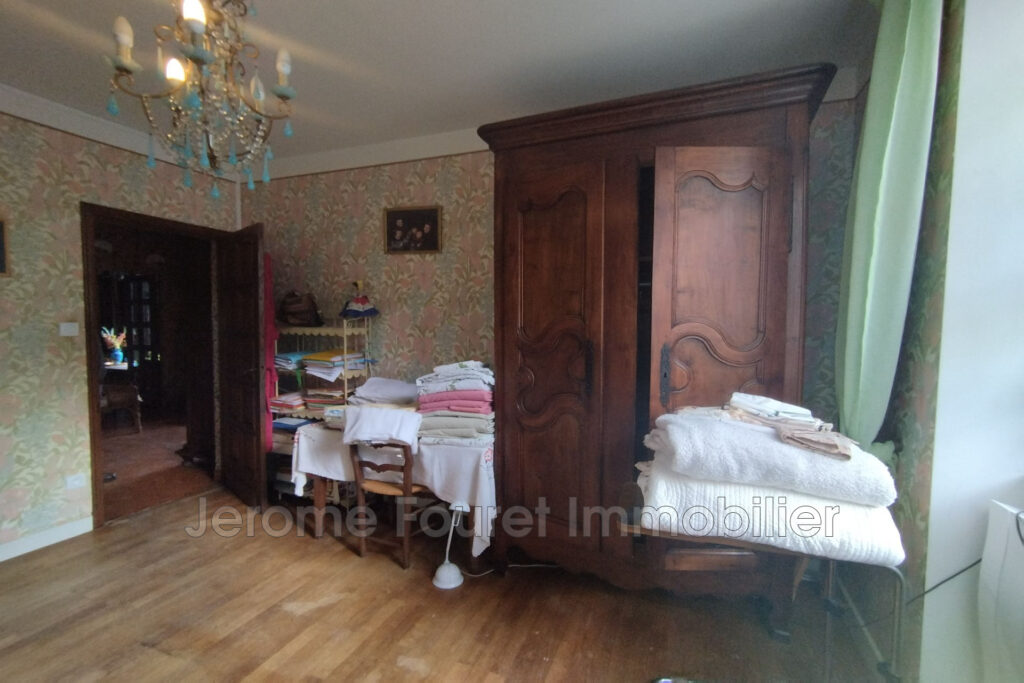 vente  – NR pièces – 6 chambres