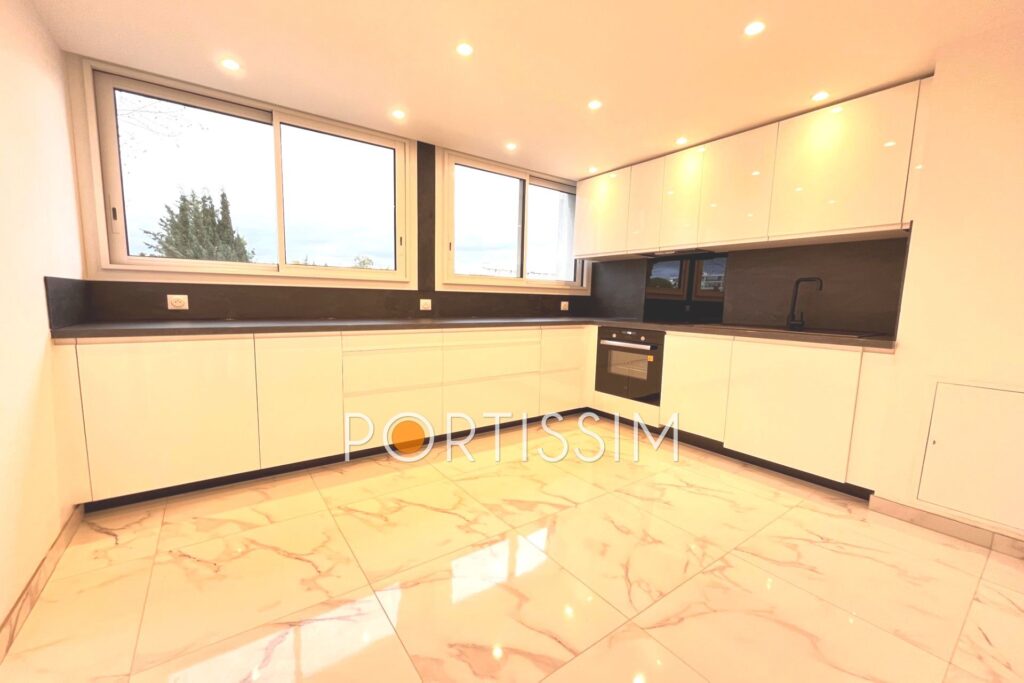 A 100 mètres du bord de mer, appartement 4/5 pièces de 122m2  – 4 pièces – 3 chambres – 122.00 m²