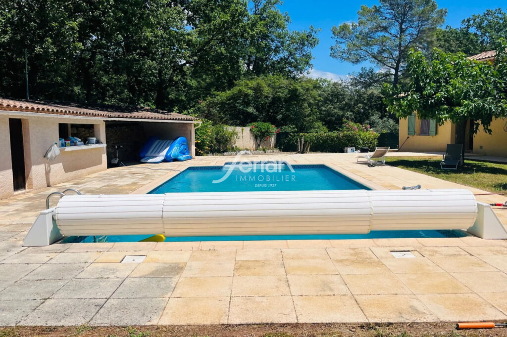 A vendre à Callas maison avec piscine – 7 pièces – 5 chambres – 176.00 m²