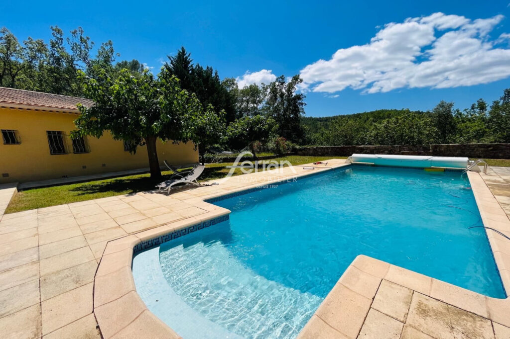 A vendre à Callas maison avec piscine – 7 pièces – 5 chambres – 176.00 m²