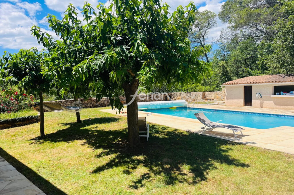 A vendre à Callas maison avec piscine – 7 pièces – 5 chambres – 176.00 m²