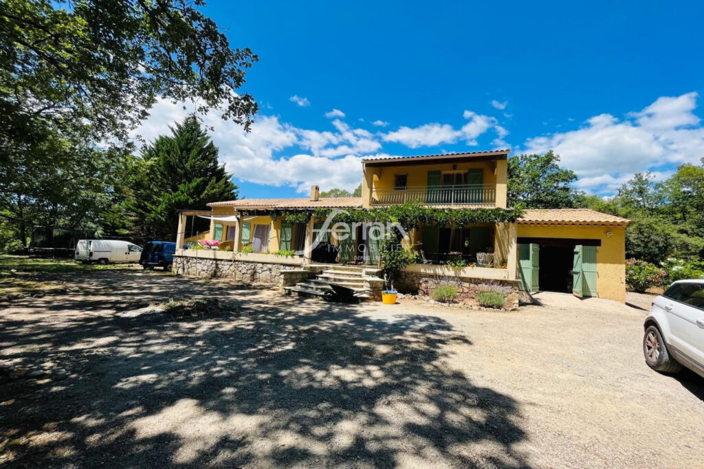 A vendre à Callas maison avec piscine – 7 pièces – 5 chambres – 176.00 m²