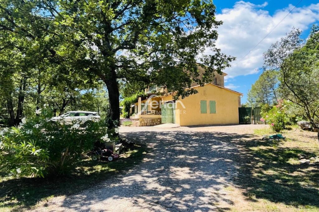 A vendre à Callas maison avec piscine – 7 pièces – 5 chambres – 176.00 m²