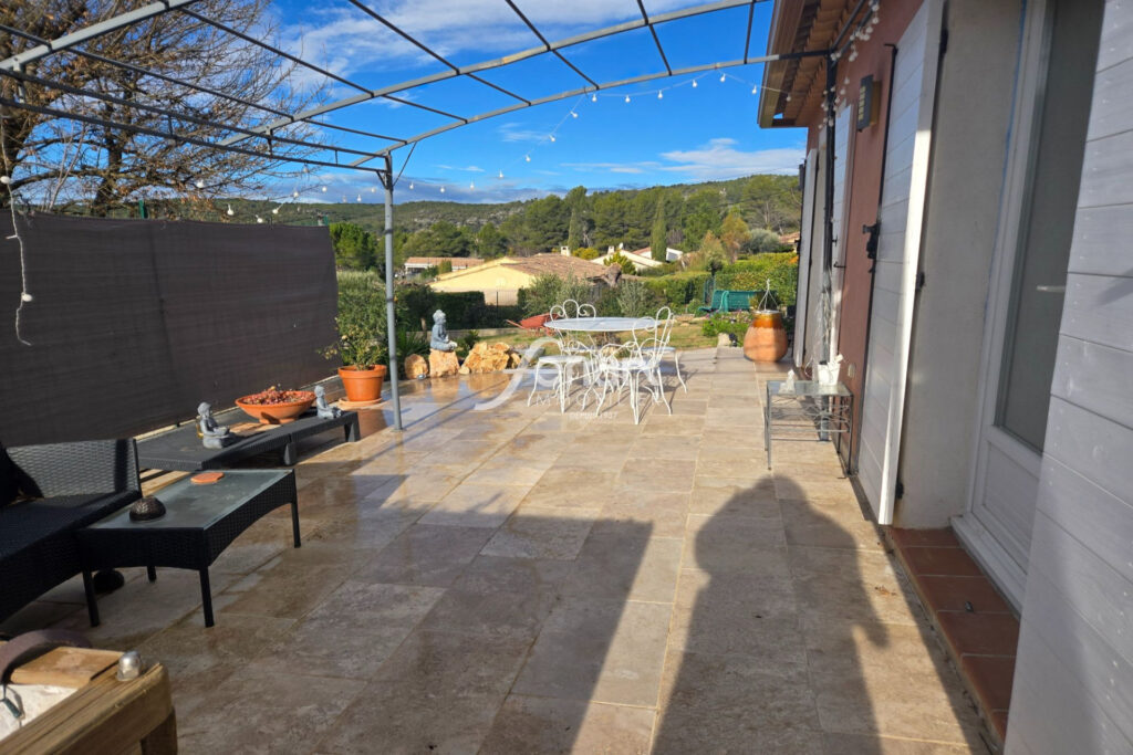 À vendre à Villecroze villa 3 chambres avec piscine  – 4 pièces – 3 chambres – 115.00 m²