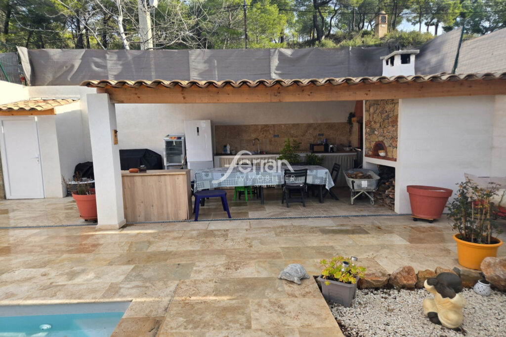 À vendre à Villecroze villa 3 chambres avec piscine  – 4 pièces – 3 chambres – 115.00 m²