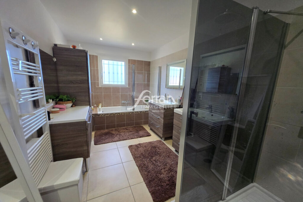 À vendre à Villecroze villa 3 chambres avec piscine  – 4 pièces – 3 chambres – 115.00 m²