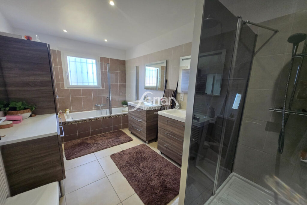 À vendre à Villecroze villa 3 chambres avec piscine  – 4 pièces – 3 chambres – 115.00 m²