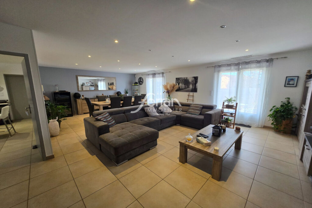 À vendre à Villecroze villa 3 chambres avec piscine  – 4 pièces – 3 chambres – 115.00 m²