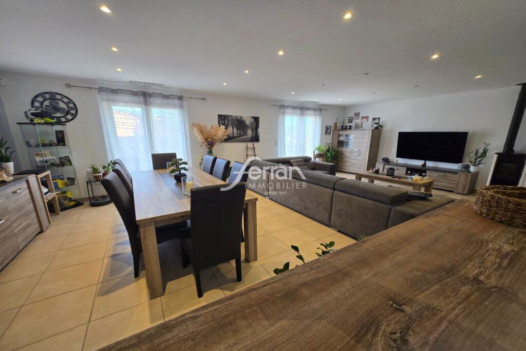 À vendre à Villecroze villa 3 chambres avec piscine  – 4 pièces – 3 chambres – 115.00 m²