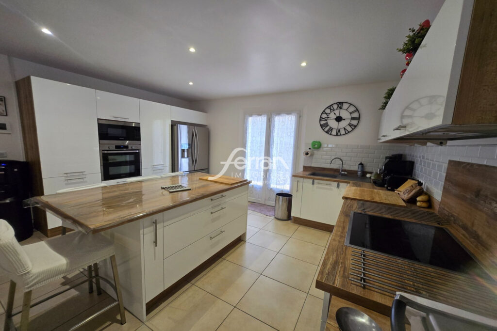 À vendre à Villecroze villa 3 chambres avec piscine  – 4 pièces – 3 chambres – 115.00 m²