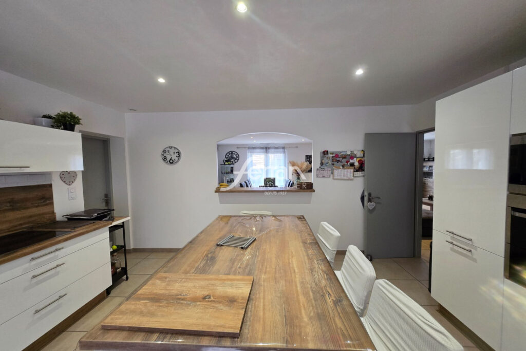 À vendre à Villecroze villa 3 chambres avec piscine  – 4 pièces – 3 chambres – 115.00 m²