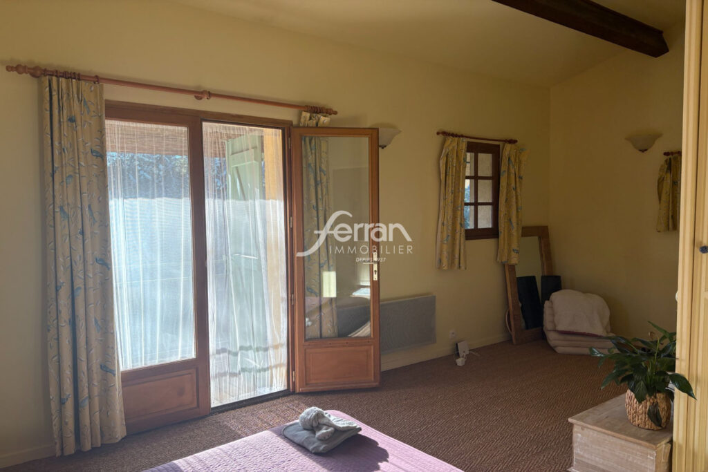 A vendre à Callas maison avec piscine – 7 pièces – 5 chambres – 176.00 m²