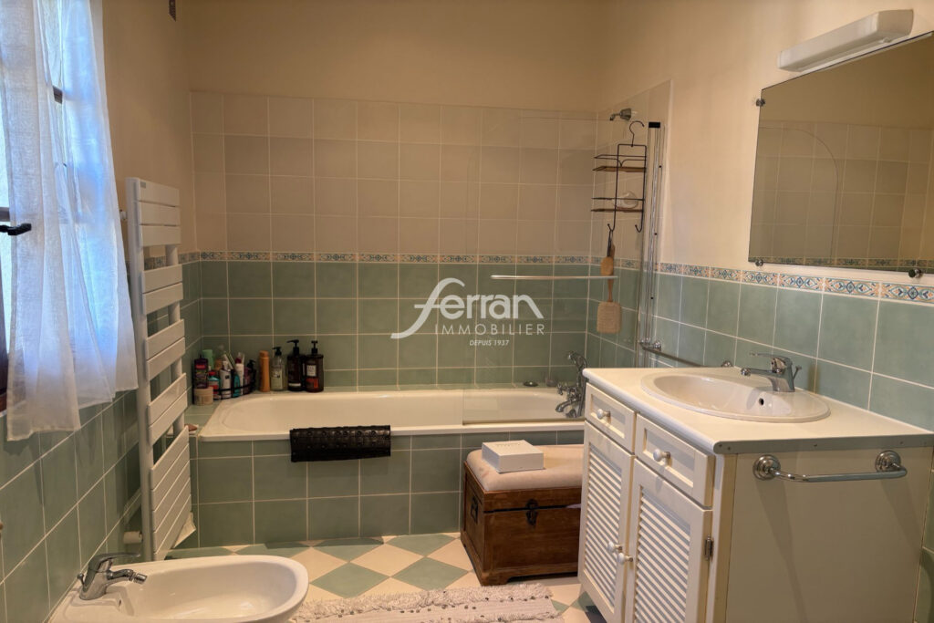 A vendre à Callas maison avec piscine – 7 pièces – 5 chambres – 176.00 m²