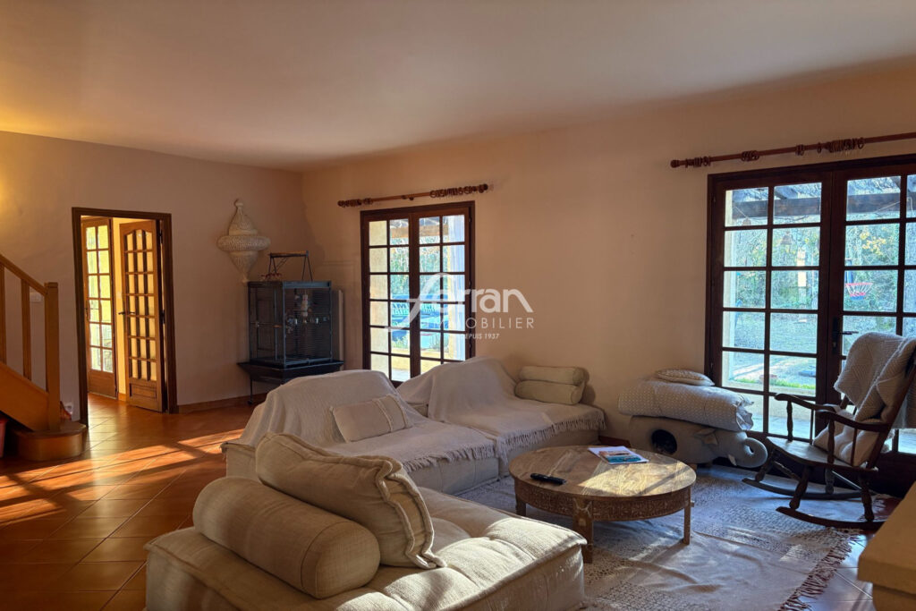 A vendre à Callas maison avec piscine – 7 pièces – 5 chambres – 176.00 m²