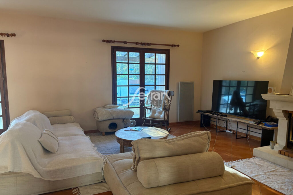 A vendre à Callas maison avec piscine – 7 pièces – 5 chambres – 176.00 m²