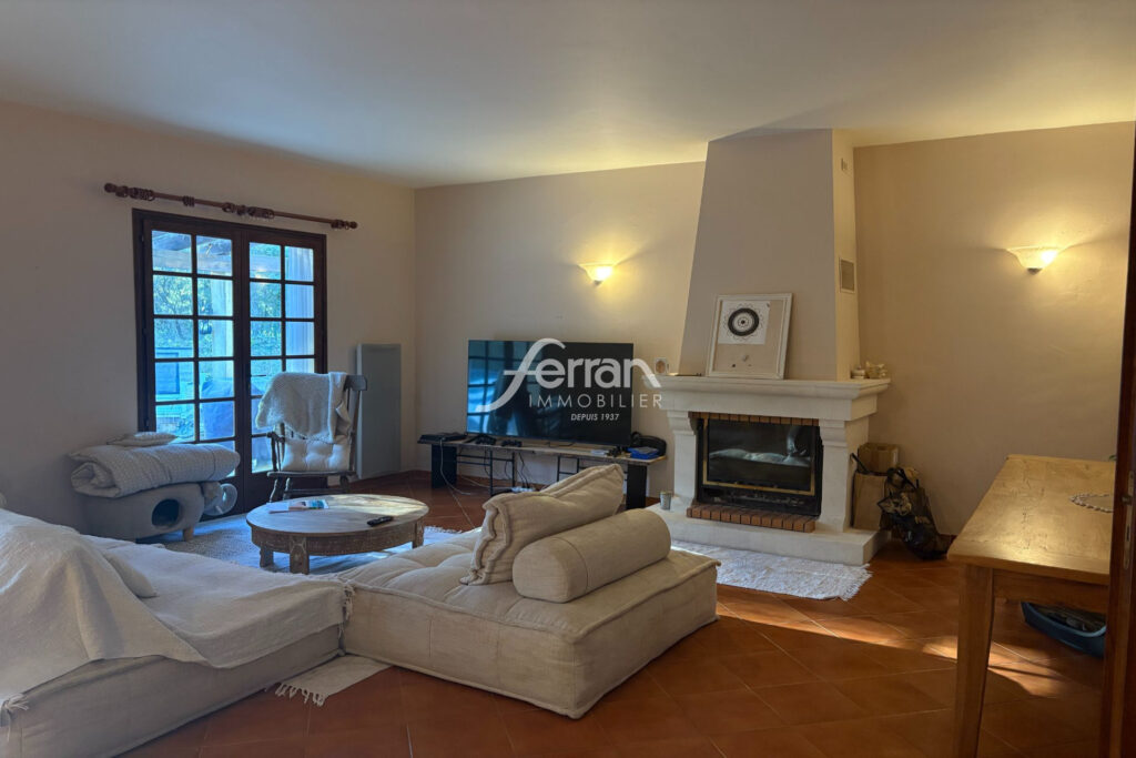 A vendre à Callas maison avec piscine – 7 pièces – 5 chambres – 176.00 m²