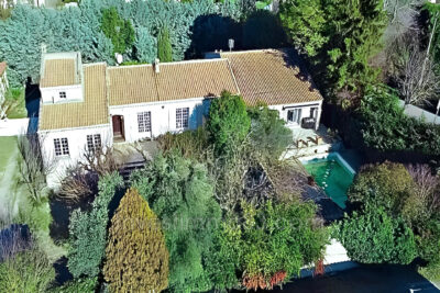 En plein centre de GREASQUE, au calme, proche de toutes les co – 7 pièces – 5 chambres – 230.00 m²