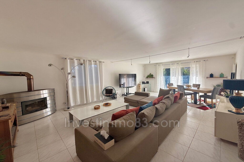 En plein centre de GREASQUE, au calme, proche de toutes les co – 7 pièces – 5 chambres – 230.00 m²